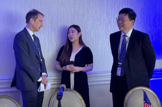 picture of Mengye tallking to experts at U.S.-China Summit